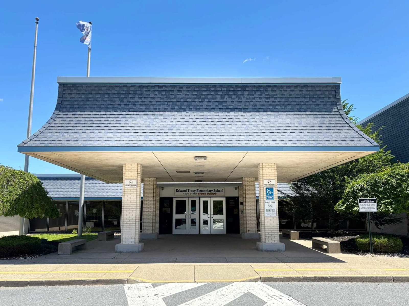 Tracy Elementary School in Easton: Tracy Elementary School entrance.