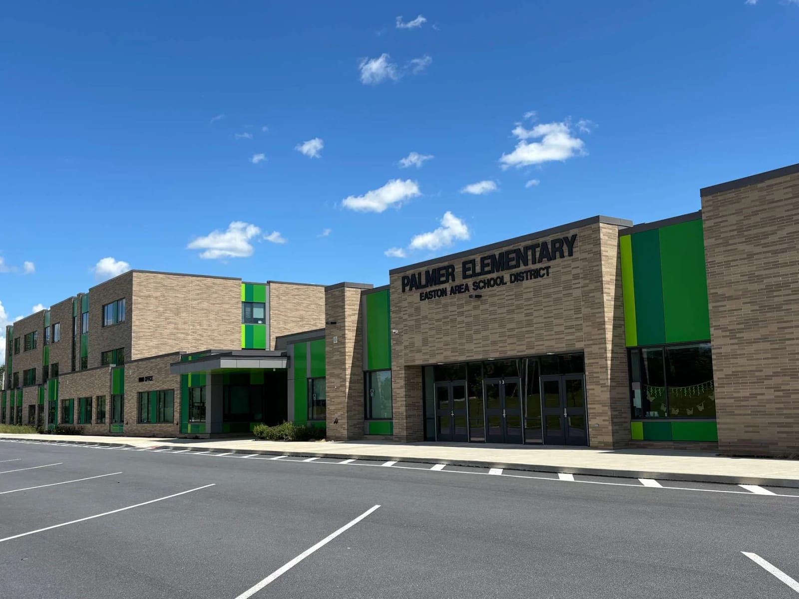 Palmer Elementary School in Easton: Palmer Elementary School campus entrance.